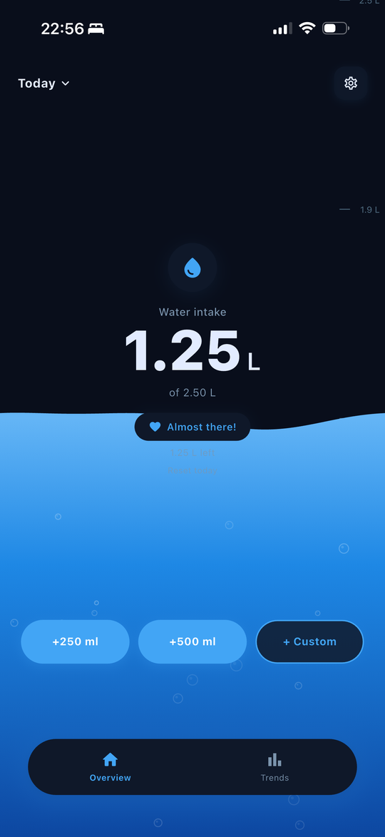 The IyalSip overview screen, showing 1.25 litres of a 2.5 litre goal above a blue water fill that reaches halfway up the screen, with quick-log buttons for 250 millilitres, 500 millilitres and a custom amount.